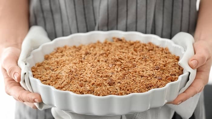  What is the difference between apple pie and apple crisp?