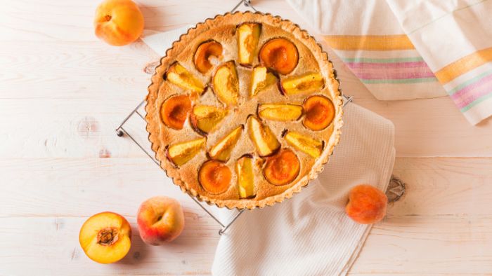  How long do you bake peach cobbler with pie crust?