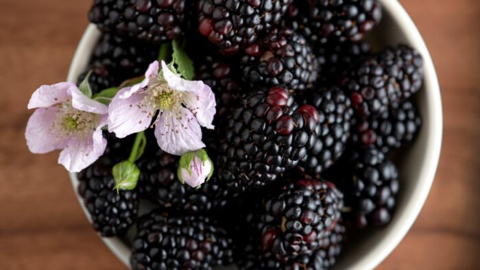 How do you prepare blackberries